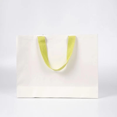 Белый лакируя бумажный мешок 190gsm одеяния к мешкам подарка ювелирных изделий 350gsm
